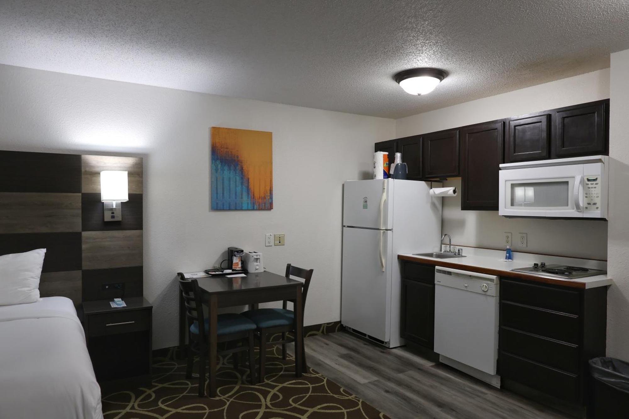 Mainstay Airport Hotel 2*