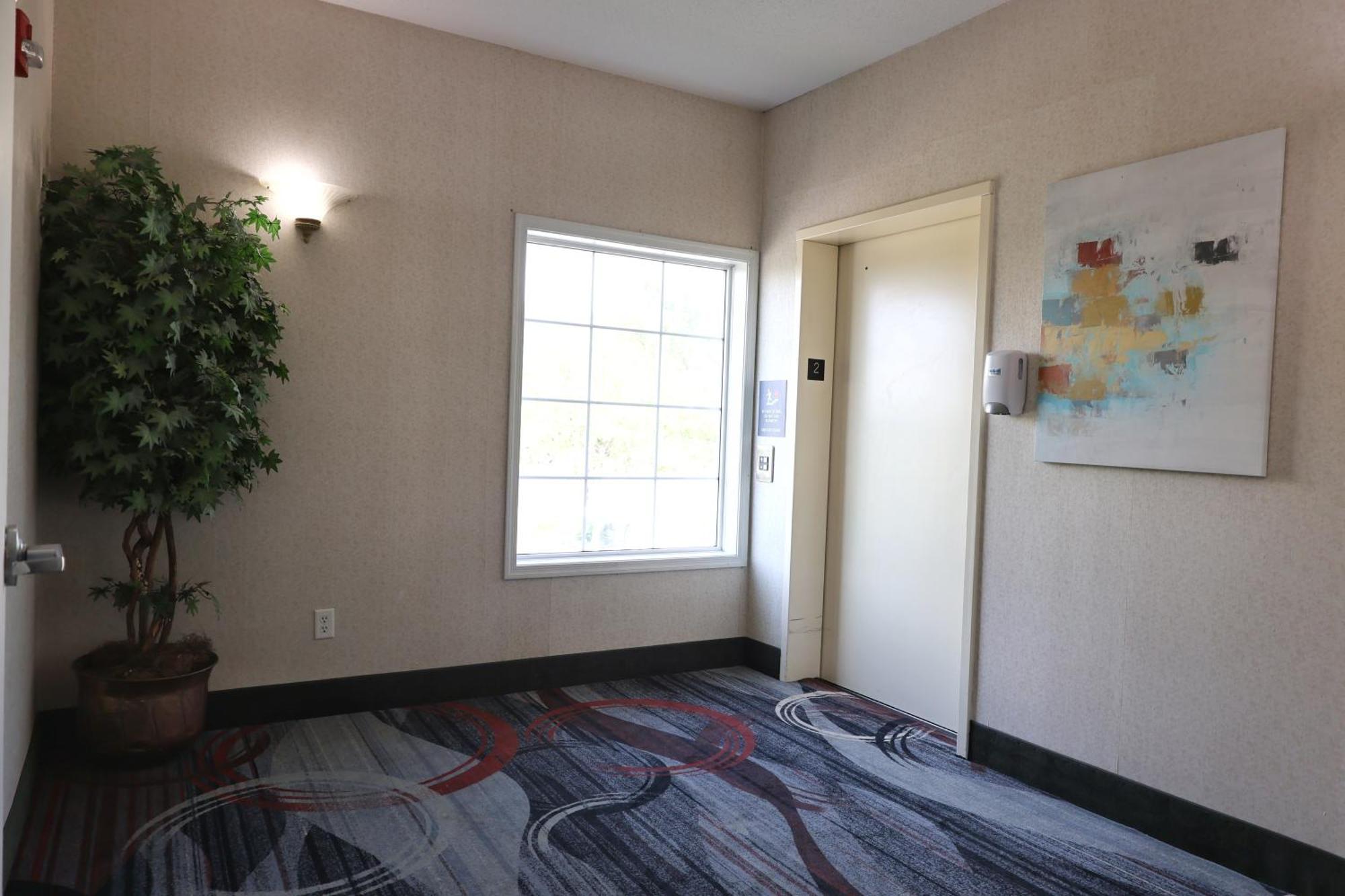 Mainstay Airport Hotel 2*